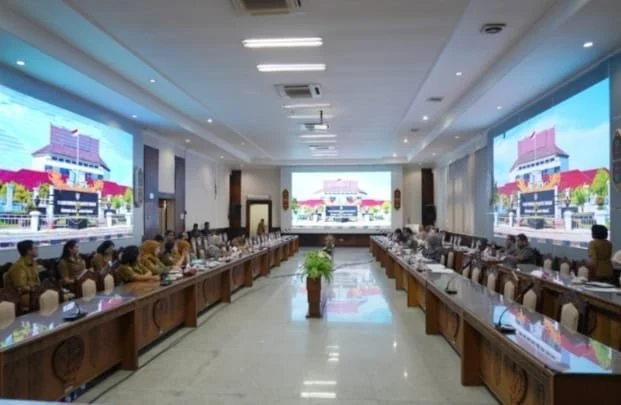Assisten Adum Kalteng Ikuti Pansus DPRD Kalteng Bahas Raperda Penanaman Modal dan PTSP, Dorong Investasi Berkualitas