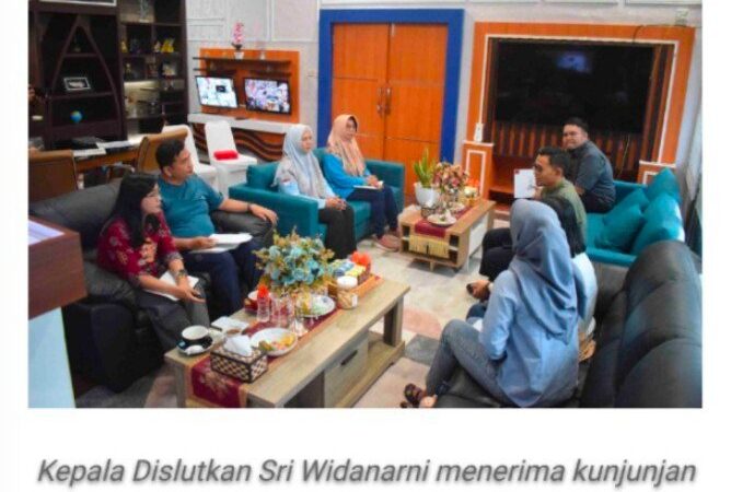 Dislutkan Kalteng Terima Audiensi OJK Bahas Pengembangan Shrimp Estate dan Keuangan Inklusif  Palangka Raya–crosscheck.id Dinas Kelautan dan Perikanan (Dislutkan) Provinsi Kalimantan Tengah menerima audiensi dari Otoritas Jasa Keuangan (OJK) pada Jumat (23/01/2026).   Audiensi yang dilaksanakan di ruang kerja Kepala Dislutkan ini dilaksanakan dalam rangka mendukung agenda pembangunan nasional, khususnya Asta Cita ke-2 tentang penguatan ekonomi biru dan Asta Cita ke-6 terkait pemerataan ekonomi.  Melalui audiensi tersebut, OJK menyampaikan rencana implementasi Pengembangan Ekonomi Daerah (PED) dan Program Ekosistem Keuangan Inklusif (EKI) yang terintegrasi, guna memperluas akses dan pemanfaatan layanan keuangan serta mendorong kemandirian ekonomi masyarakat, khususnya di sektor kelautan dan perikanan.  Kepala OJK Primandanu Febriyan Aziz menyampaikan bahwa sektor kelautan dan perikanan memiliki potensi besar untuk mendorong pertumbuhan ekonomi daerah yang inklusif.  “Melalui implementasi Pengembangan Ekonomi Daerah dan penguatan Ekosistem Keuangan Inklusif, OJK berupaya memperluas akses layanan keuangan dan mendukung pengembangan kawasan shrimp estate yang terintegrasi, sehingga dapat mendorong pertumbuhan ekonomi yang berkelanjutan dan merata,” jelasnya.  Sementara itu, Kepala Dislutkan Prov. Kalteng Sri Widanarni menyampaikan bahwa pengembangan sektor kelautan dan perikanan di wilayah pesisir merupakan salah satu program strategis Gubernur Kalteng Agustiar Sabran. Untuk itu, kolaborasi dengan OJK menjadi langkah strategis dalam memperkuat pembangunan sektor kelautan dan perikanan di daerah.  “Pengembangan sektor kelautan dan perikanan tidak bisa berjalan sendiri. Diperlukan sinergi dengan lembaga jasa keuangan agar pelaku usaha, nelayan, dan pembudidaya memiliki akses pembiayaan yang lebih luas dan berkelanjutan,” ujarnya.  Salah satu fokus utama pembahasan adalah pengembangan kawasan shrimp estate yang disinergikan dengan Program Kampung Nelayan Merah Putih (KNMP). Program ini diharapkan mampu meningkatkan kesejahteraan masyarakat nelayan dan pembudidaya, sekaligus memperkuat ekosistem pembiayaan sektor kelautan dan perikanan.  Lebih lanjut, Kepala Dislutkan menambahkan bahwa Kalimantan Tengah memiliki komoditas unggulan yang berorientasi ekspor, salah satunya udang vaname, yang perlu didukung melalui penguatan rantai nilai dan pembiayaan.  “Kami berharap kolaborasi ini dapat mendorong pengembangan udang vaname sebagai komoditas unggulan daerah sekaligus meningkatkan kesejahteraan masyarakat pesisir,” tambahnya.  Melalui audiensi ini, Dislutkan Provinsi Kalimantan Tengah dan OJK sepakat untuk terus memperkuat koordinasi dan sinergi program guna mendukung pembangunan sektor kelautan dan perikanan yang inklusif, berdaya saing, dan berkelanjutan. (Red)