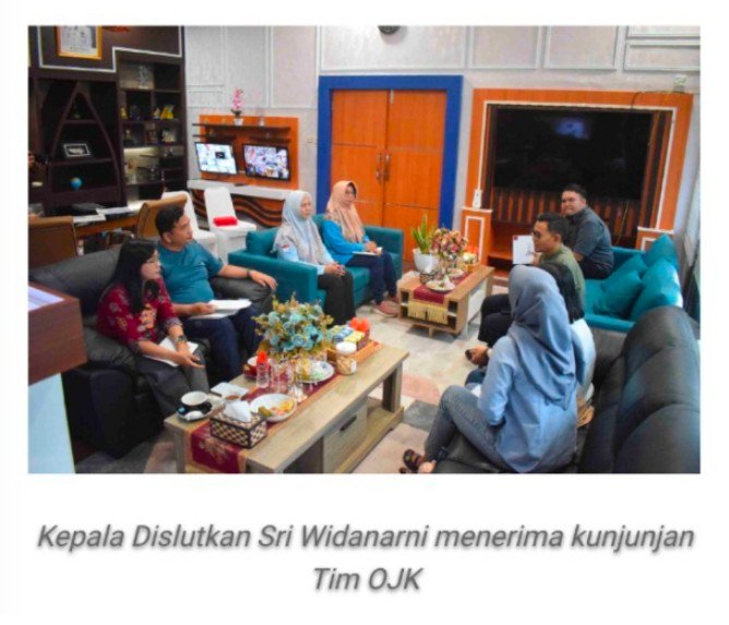 Dislutkan Kalteng Terima Audiensi OJK Bahas Pengembangan Shrimp Estate dan Keuangan Inklusif  Palangka Raya–crosscheck.id Dinas Kelautan dan Perikanan (Dislutkan) Provinsi Kalimantan Tengah menerima audiensi dari Otoritas Jasa Keuangan (OJK) pada Jumat (23/01/2026).   Audiensi yang dilaksanakan di ruang kerja Kepala Dislutkan ini dilaksanakan dalam rangka mendukung agenda pembangunan nasional, khususnya Asta Cita ke-2 tentang penguatan ekonomi biru dan Asta Cita ke-6 terkait pemerataan ekonomi.  Melalui audiensi tersebut, OJK menyampaikan rencana implementasi Pengembangan Ekonomi Daerah (PED) dan Program Ekosistem Keuangan Inklusif (EKI) yang terintegrasi, guna memperluas akses dan pemanfaatan layanan keuangan serta mendorong kemandirian ekonomi masyarakat, khususnya di sektor kelautan dan perikanan.  Kepala OJK Primandanu Febriyan Aziz menyampaikan bahwa sektor kelautan dan perikanan memiliki potensi besar untuk mendorong pertumbuhan ekonomi daerah yang inklusif.  “Melalui implementasi Pengembangan Ekonomi Daerah dan penguatan Ekosistem Keuangan Inklusif, OJK berupaya memperluas akses layanan keuangan dan mendukung pengembangan kawasan shrimp estate yang terintegrasi, sehingga dapat mendorong pertumbuhan ekonomi yang berkelanjutan dan merata,” jelasnya.  Sementara itu, Kepala Dislutkan Prov. Kalteng Sri Widanarni menyampaikan bahwa pengembangan sektor kelautan dan perikanan di wilayah pesisir merupakan salah satu program strategis Gubernur Kalteng Agustiar Sabran. Untuk itu, kolaborasi dengan OJK menjadi langkah strategis dalam memperkuat pembangunan sektor kelautan dan perikanan di daerah.  “Pengembangan sektor kelautan dan perikanan tidak bisa berjalan sendiri. Diperlukan sinergi dengan lembaga jasa keuangan agar pelaku usaha, nelayan, dan pembudidaya memiliki akses pembiayaan yang lebih luas dan berkelanjutan,” ujarnya.  Salah satu fokus utama pembahasan adalah pengembangan kawasan shrimp estate yang disinergikan dengan Program Kampung Nelayan Merah Putih (KNMP). Program ini diharapkan mampu meningkatkan kesejahteraan masyarakat nelayan dan pembudidaya, sekaligus memperkuat ekosistem pembiayaan sektor kelautan dan perikanan.  Lebih lanjut, Kepala Dislutkan menambahkan bahwa Kalimantan Tengah memiliki komoditas unggulan yang berorientasi ekspor, salah satunya udang vaname, yang perlu didukung melalui penguatan rantai nilai dan pembiayaan.  “Kami berharap kolaborasi ini dapat mendorong pengembangan udang vaname sebagai komoditas unggulan daerah sekaligus meningkatkan kesejahteraan masyarakat pesisir,” tambahnya.  Melalui audiensi ini, Dislutkan Provinsi Kalimantan Tengah dan OJK sepakat untuk terus memperkuat koordinasi dan sinergi program guna mendukung pembangunan sektor kelautan dan perikanan yang inklusif, berdaya saing, dan berkelanjutan. (Red)