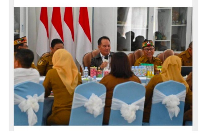 Gubernur Agustiar Sabran ajak Kepala OPD Fokus Bangun Kalteng  Palangka Raya-crosscheck.id Setelah menjalani pemulihan, Gubernur Agustiar Sabran kini kembali tancap gas untuk fokus pada pembangunan Kalimantan Tengah. Dalam mengawali langkahnya, orang nomor satu di Bumi Tambun Bungai ini mengadakan pertemuan dengan para kepala organisasi perangkat daerah (OPD). Pertemuan yang berlangsung santai ini membahas berbagai program prioritas yang akan dilaksanakan.  “Pertemuan ini untuk memperkuat kebersamaan kita membangun Kalteng. Insya Allah, kami diberi kekuatan dan kesehatan untuk memimpin Kalteng,” ucap Gubernur di Istana Isen Mulang, Selasa (20/1/2026).  Di tengah kondisi efisiensi anggaran, beliau mengingatkan pentingnya kebersamaan seluruh OPD agar tidak ada masalah di masa depan.  “Ini adalah zaman modern, kita berinovasi, tetapi kita harus tetap berhati-hati dalam penganggaran agar tidak menjadi masalah di kemudian hari,” tegasnya.  Selanjutnya, Wakil Gubernur Edy Pratowo mengungkapkan pentingnya kerja sama yang baik di tengah tantangan efisiensi anggaran tahun 2026.  “Kita dapat mengelola anggaran di Kalteng, terutama untuk program-program prioritas,” katanya.  Wagub juga memperingatkan agar kerja sama dengan pihak ketiga dilakukan dengan hati-hati agar tidak melanggar hukum.  “Dengan anggaran yang terbatas ini, diharapkan kita lebih fokus. Kita diharapkan juga senantiasa berkoordinasi, masukan segera disampaikan agar antisipasi lebih cepat, dikoordinasikan dengan baik, solusi langkah apa yang bisa dilakukan dengan lebih baik,” tandasnya.  Sementara itu, Plt Sekretaris Daerah Leonard S. Ampung mengharapkan segala sesuatunya dimohon dikonfirmasikan, dikoordinasikan dengan pimpinan.  “Jalan kan yang sudah di-SE-kan,” pungkasnya. (Red)