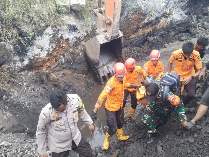Dua Pencari Besi Ditemukan Tak Bernyawa Tertimbun Tanah di Eks PT Gunung Gahapi Sakti